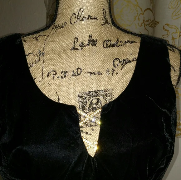 Jeweled neckline detailed Black Velvet dress - Picture 3 of 11